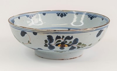 Lot 2074 - An English delftware bowl, 18th century,...