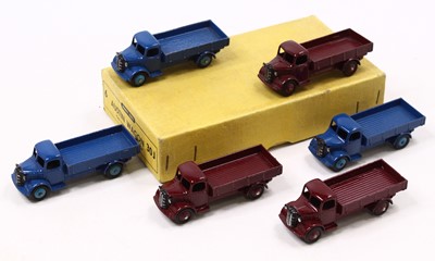 Lot 1401 - Dinky Toys No. 30J Austin Wagon original trade...