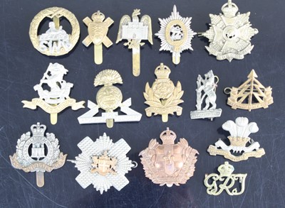 Lot 3084 - A collection of cap badges and insignia to...