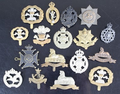 Lot 3122 - A collection of cap badges and insignia to...