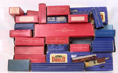 Lot 664 - Hornby Dublo 30 empty 2 or 3 rail boxes to...