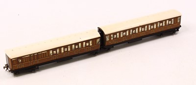 Lot 667 - Hornby Dublo D2 Post War Articulated Coaches,...