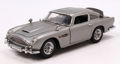 Lot 1831 - Danbury Mint 1/24 Diecast model of James Bond...