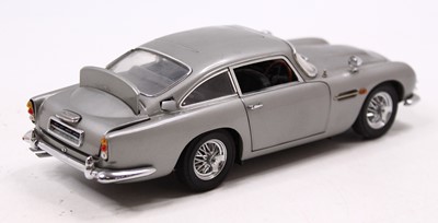 Lot 1831 - Danbury Mint 1/24 Diecast model of James Bond...