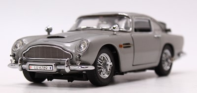 Lot 1831 - Danbury Mint 1/24 Diecast model of James Bond...