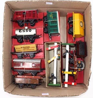 Lot 379 - Tray of Hornby mainly post-war items: Wagons –...