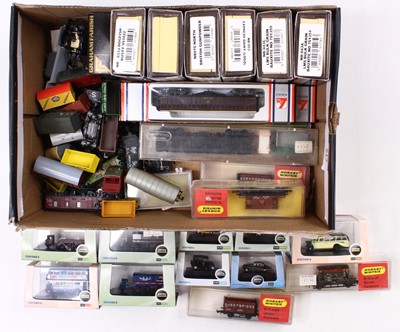 Lot 615 - Shoebox containing N-gauge wagons of various...