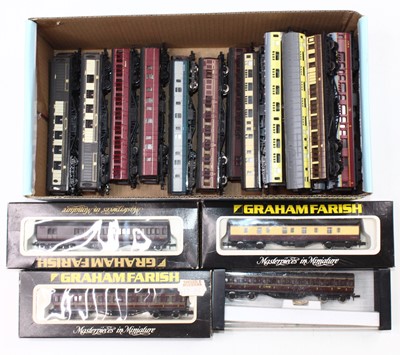 Lot 618 - Approx 25 N-gauge unboxed coaches, various...