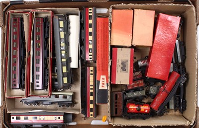 Lot 641 - Tray of Trix Twin rolling stock. Passenger...