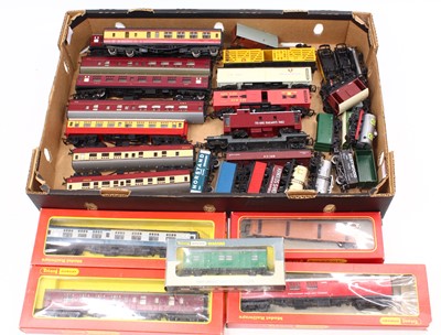 Lot 647 - Tray of rolling stock, mainly Triang Hornby,...