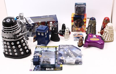 Lot 1934 - Box containing Doctor Who-related novelties...