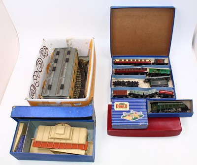 Lot 690 - Collection of Hornby Dublo model trains to...