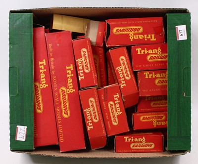 Lot 677 - Tray of Triang assorted rolling stock, early...