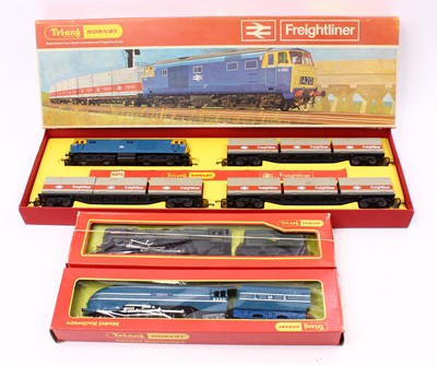 Lot 678 - Triang set and locos: R645 Freightliner set...