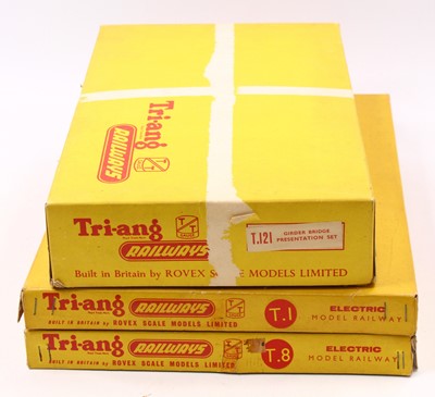 Lot 679 - Three Triang boxed sets TT 3mm scale: T8 boxed...