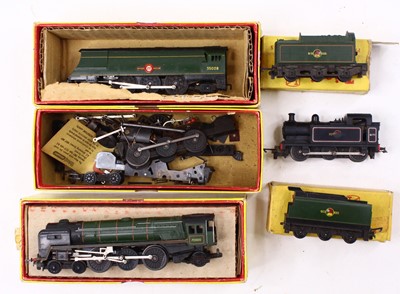 Lot 683 - Triang TT 3mm scale items: T93 Merchant Navy...