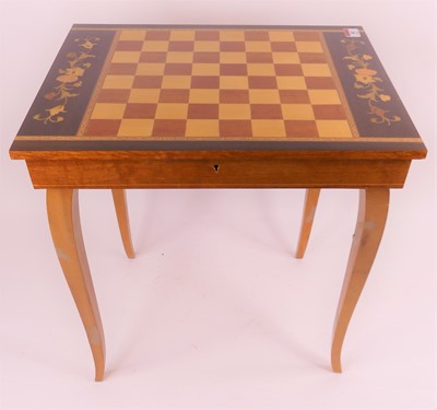 Lot 82 - A Sorrento inlaid chess/occasional table,...