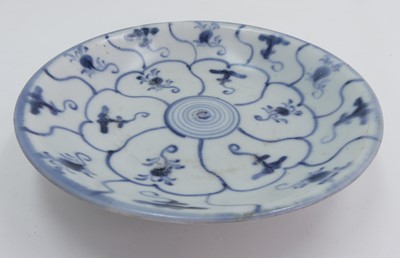 Lot 192 - A Chinese blue and white porcelain dish, circa...