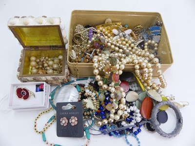 Lot 341 - Costume jewellery to include beaded necklaces