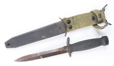 Lot 3377 - A U.S. trench type knife, having a 16cm blade,...