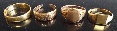 Lot 294 - An 18ct gold court shaped wedding band, 3.9g,...