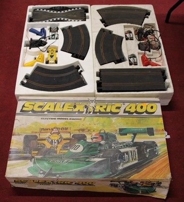 Lot 1491 - A Scalextric 400 slot racing set together with...