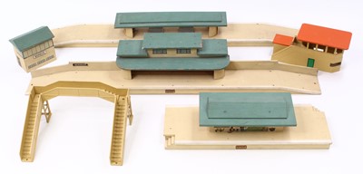 Lot 449 - Collection of Hornby Dublo items to include...