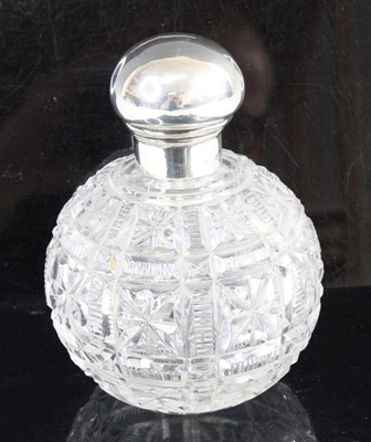 Lot 261 - A late Victorian scent bottle, having a clear...