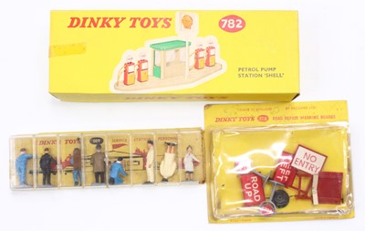 Lot 1343 - Dinky Toys group of 3 road accessories and...