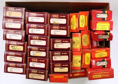 Lot 382 - Box containing 31 bogie coaches: 16 x GMR,...