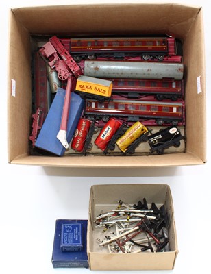 Lot 396 - Small collection of Hornby-Dublo mainly 3-rail...