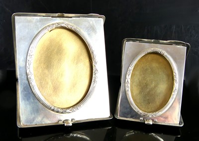 Lot 119 - A pair of graduated Art Deco silver pocket...