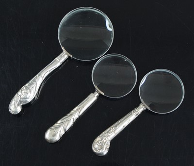 Lot 353 - An Edwardian magnifying glass, the white metal...