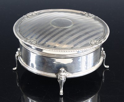 Lot 391 - A George V silver trinket box of circular form,...