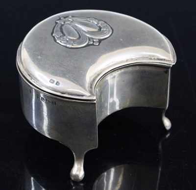 Lot 359 - An Edwardian silver trinket box of crescent...