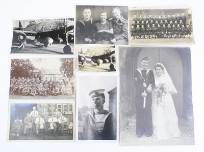 Lot 370 - A collection of loose WW I/II military and...