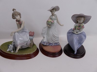 Lot 45 - A Lladro porcelain figure of a girl 'Chit Chat'...