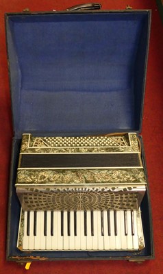 Lot 82 - A vintage Settimio accordion, cased