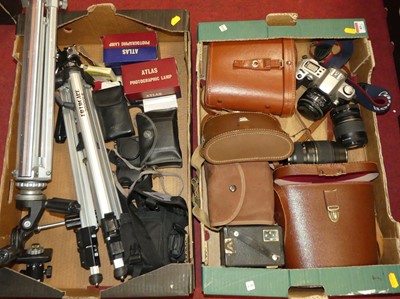 Lot 85 - Two boxes of vintage photography equipment and...