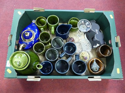 Lot 186 - A collection of mixed glassware and ceramics...