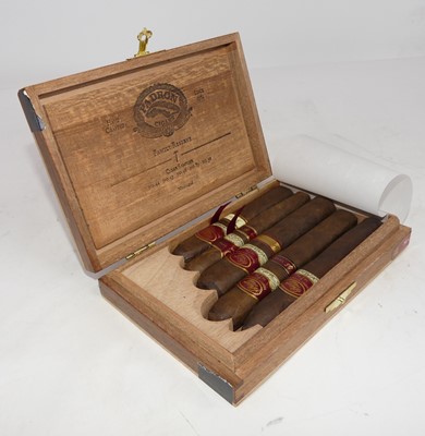 Lot 266 - A box of five mixed Padron Family Reserve...