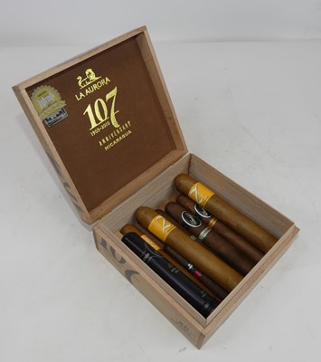 Lot 301 - Nine mixed cigars, being Dominican Republic...