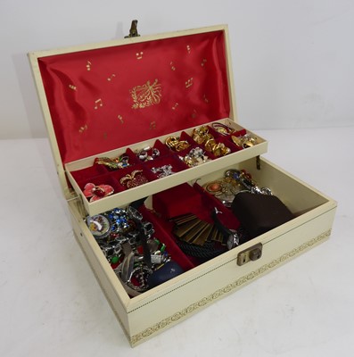 Lot 372 - A jewellery box containing a collection of...