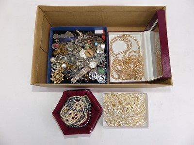 Lot 374 - A collection of costume jewellery to include...