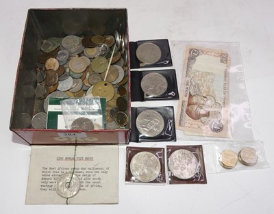 Lot 384 - A collection of mixed coinage and bank notes