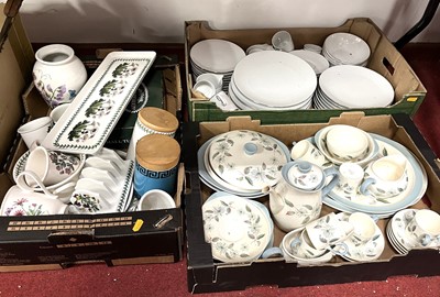 Lot 648 - A collection of tea and dinner wares, to...