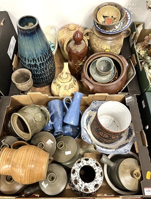 Lot 640 - A collection of pottery items, to include...