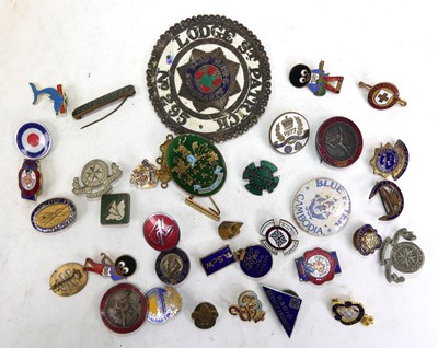 Lot 465 - A collection of vintage badges, to include...