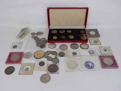 Lot 466 - Mixed coinage, to include a Royal Mint half...