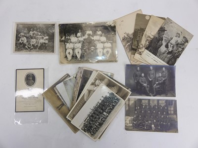 Lot 395 - A collection of vintage military themed...